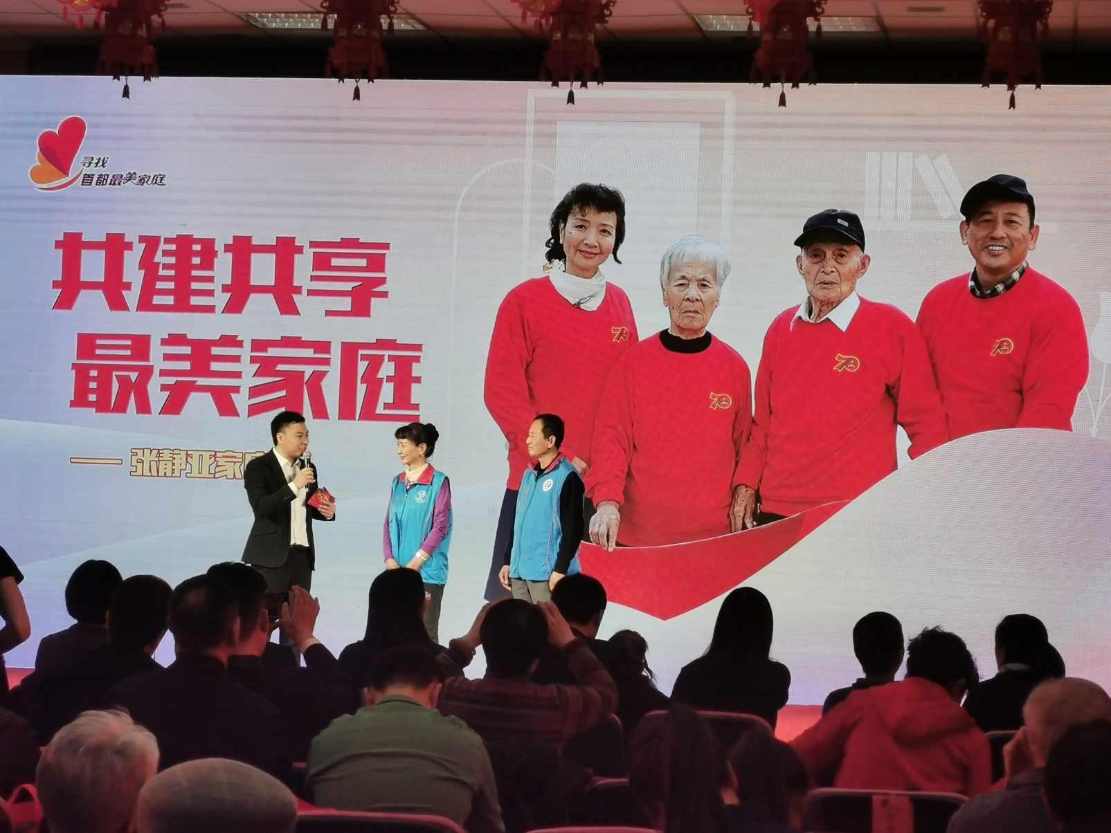 厕所门前挂一对联，上联“来人不蹲就站”，下联让人看后捧腹大笑